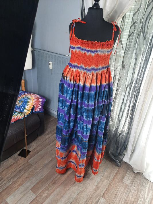 Langes Kleid im Indigo-Batik- und Tye-Dye-Stil, mehrfarbig