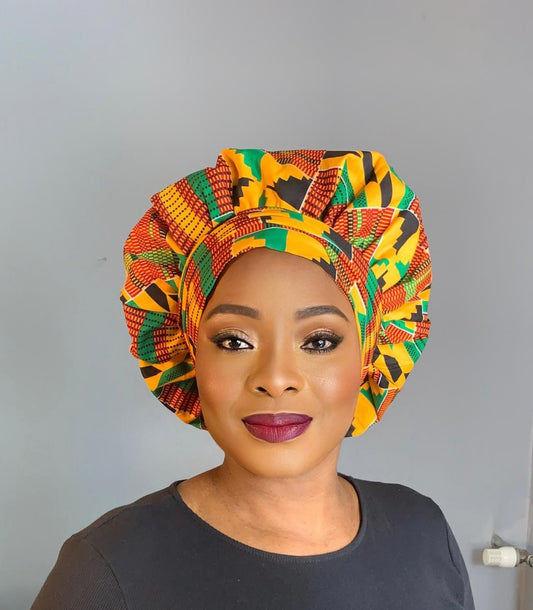 Turbanhaube aus Satin mit Kente-Muster