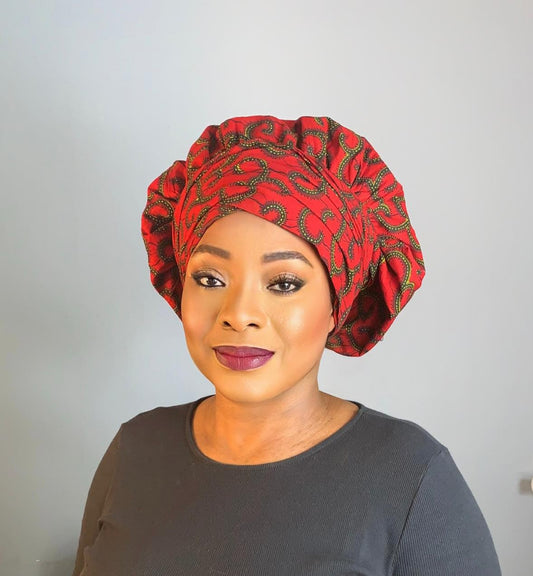 Set aus Ohrringen und Haube aus rotem Wachssatin | Wachsturban mit Satinfutter im Haar.