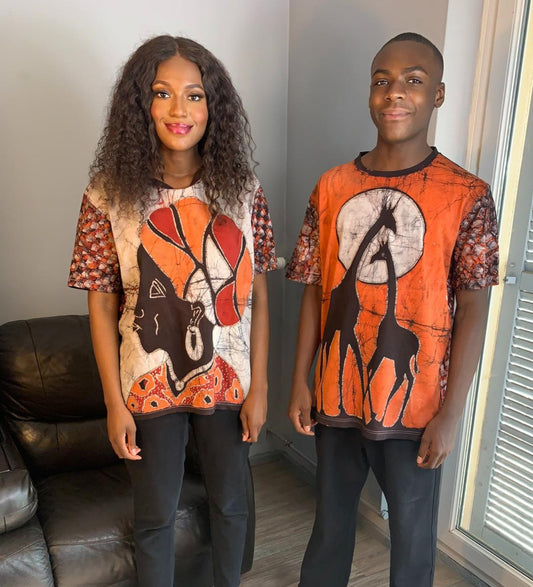 Gemischtes Batik-T-Shirt mit verschiedenen Mustern.