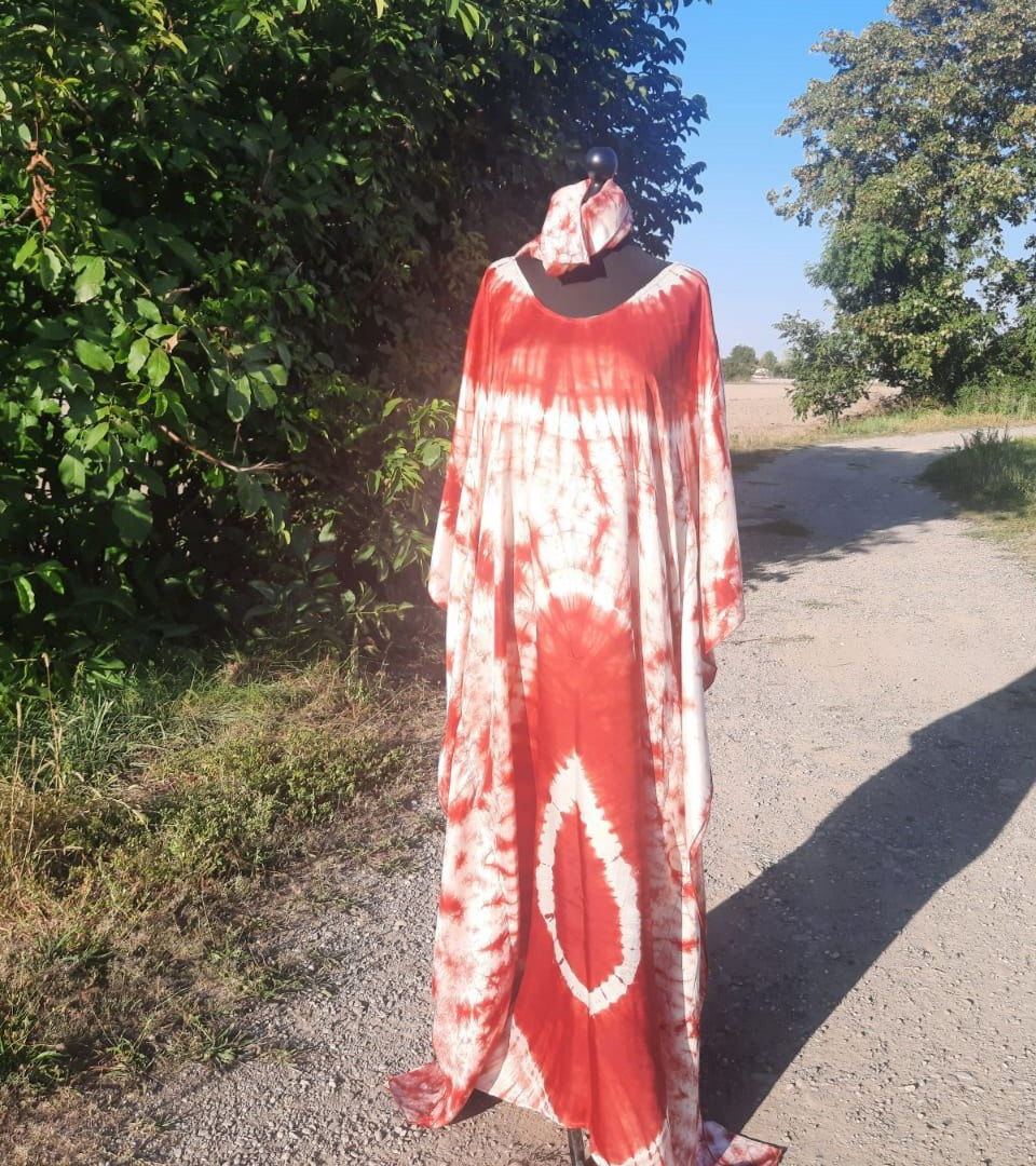 Seiden-Boubou-Adiré-Kaftan Burgunderrot – Langes Seidenkleid mit Batikmuster und Batikmuster von Adire