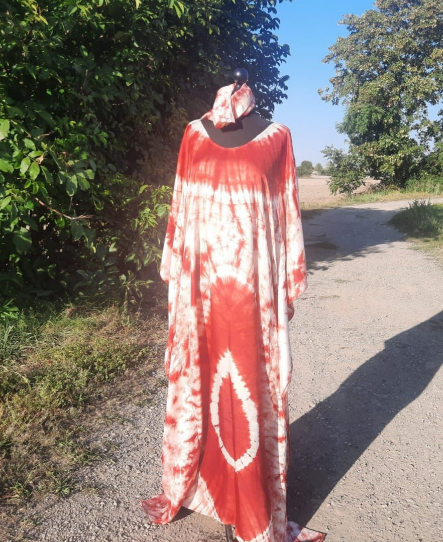 Seiden-Boubou-Adiré-Kaftan Burgunderrot – Langes Seidenkleid mit Batikmuster und Batikmuster von Adire