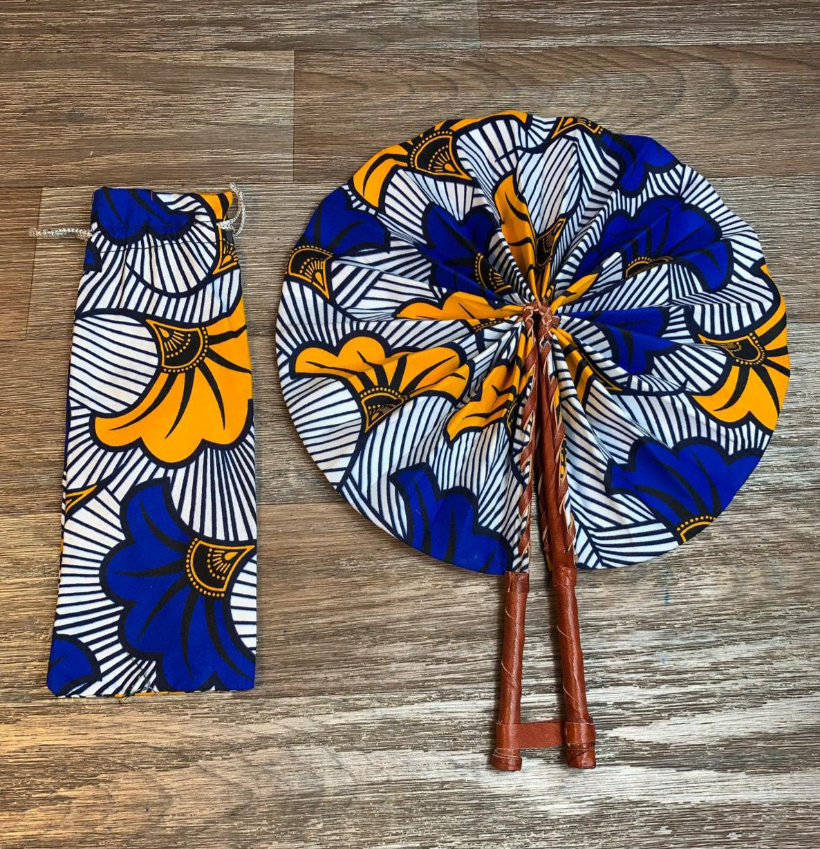 Wachsfächermuster: Blau-weiße Hochzeitsblume