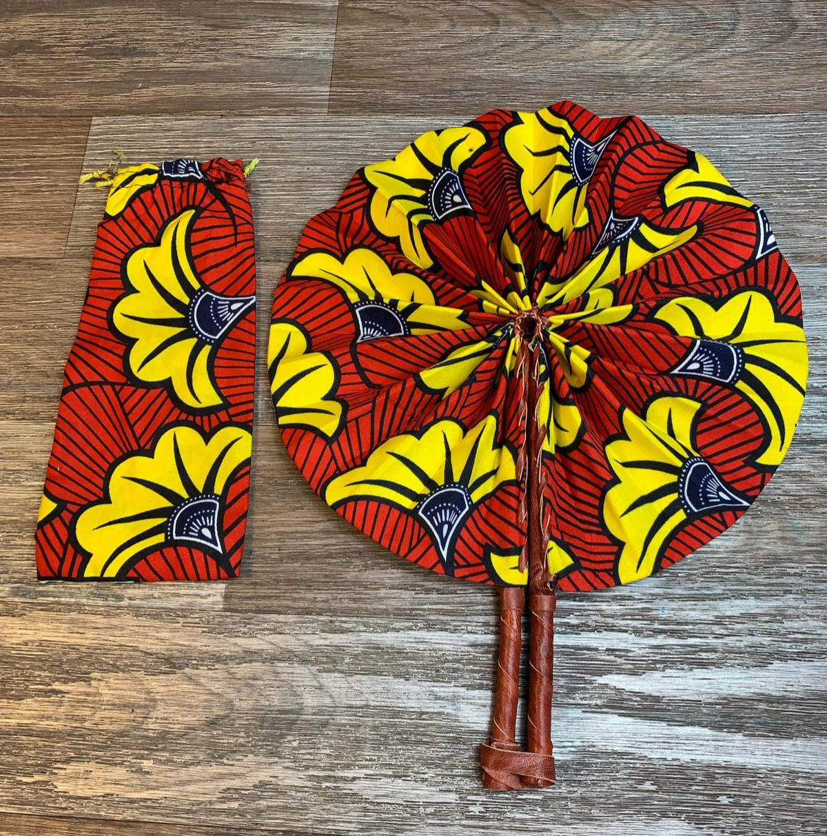 Wachsfächermuster: Rote und gelbe Hochzeitsblume