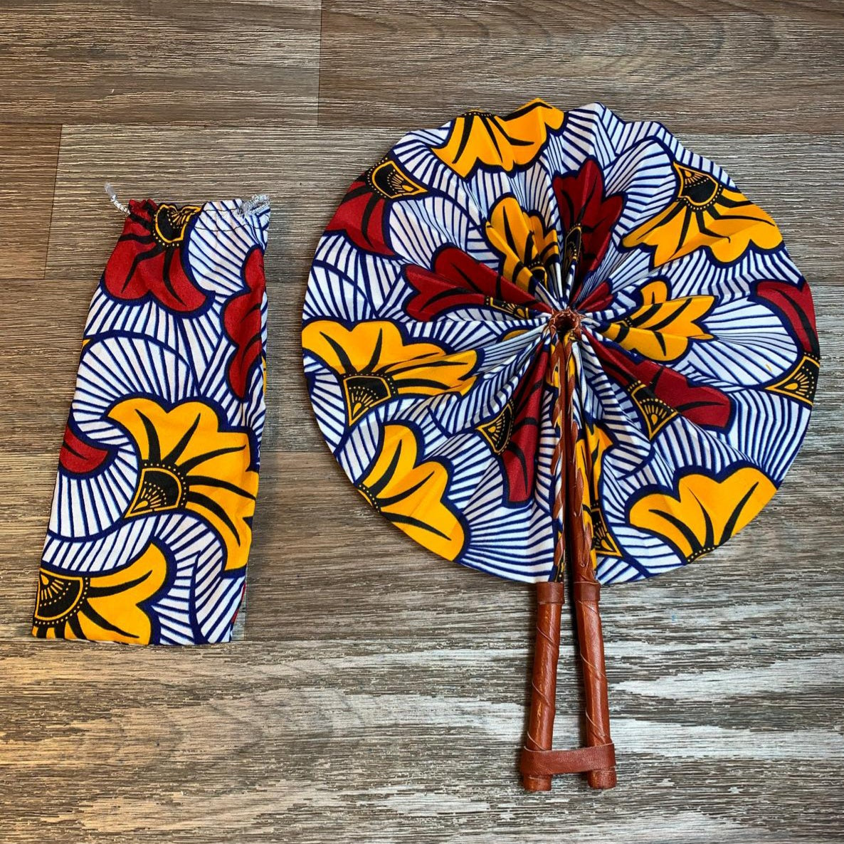 Wachsfächermuster: Rote und gelbe Hochzeitsblumen