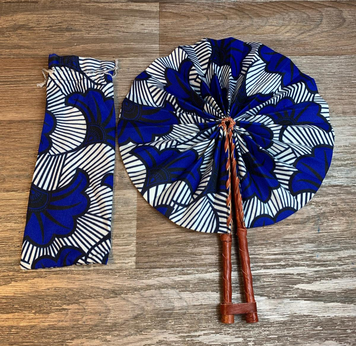 Wachsfächermuster: Blaue Hochzeitsblumen