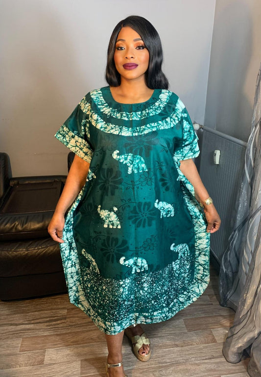 Grünes Batik-Bazin-Kleid im Bohemian-Stil. Einzigartiges und exklusives Kleid. Gemustertes Kleid, Design, Motiv: Elefanten, Kunst.