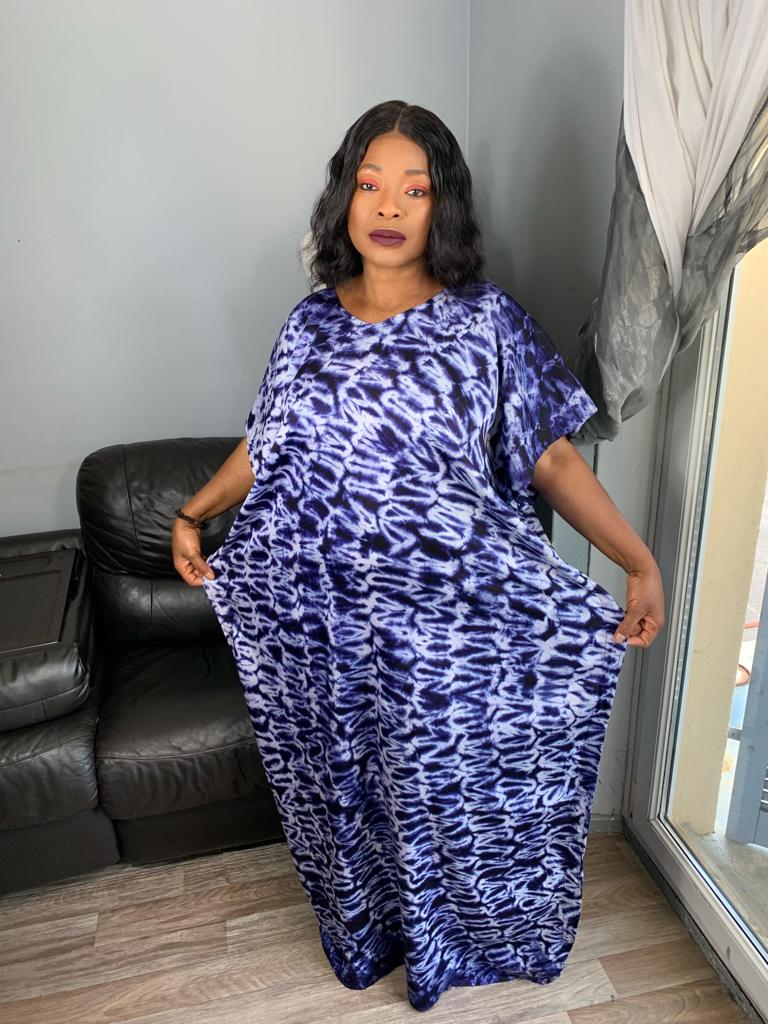 Langes Kleid aus Indigo-Kaftan-Seide in Marineblau