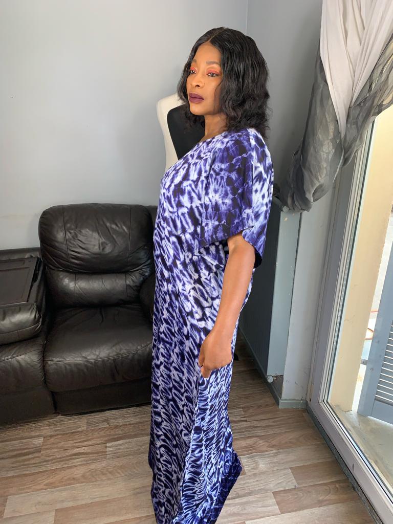 Langes Kleid aus Indigo-Kaftan-Seide in Marineblau