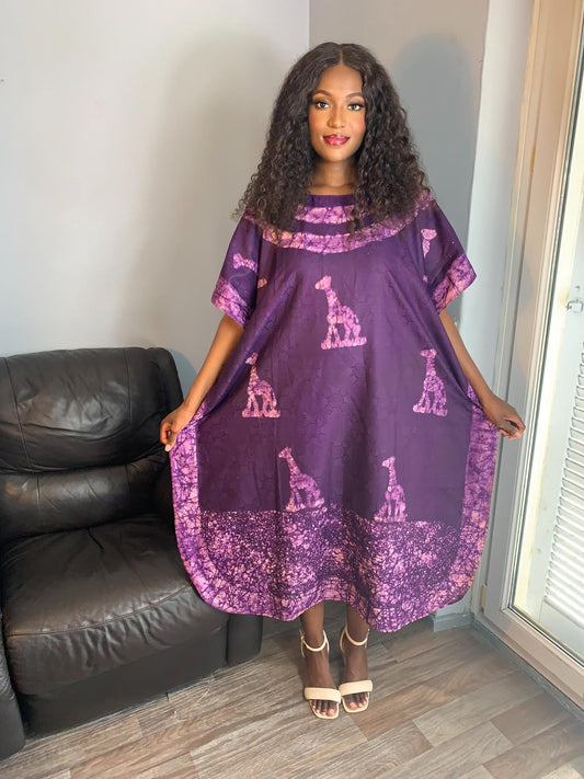 Damenkleid im Bazin-Batik-Boho-Stil in Lila. Einzigartiges und exklusives Kleid. Gemustertes Kleid, Design, Motiv: Giraffe.