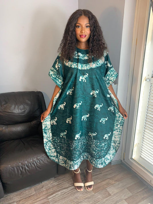 Dunkelgrünes Bazin-Batikkleid im Bohème-Stil. Einzigartiges und exklusives Kleid. Gemustertes Kleid, Design, Muster: Elefanten