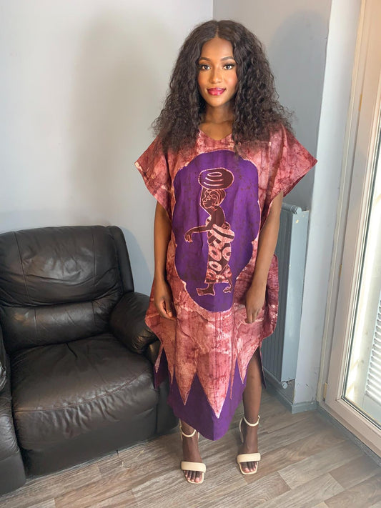 Lila Batikkleid mit Mom-Muster