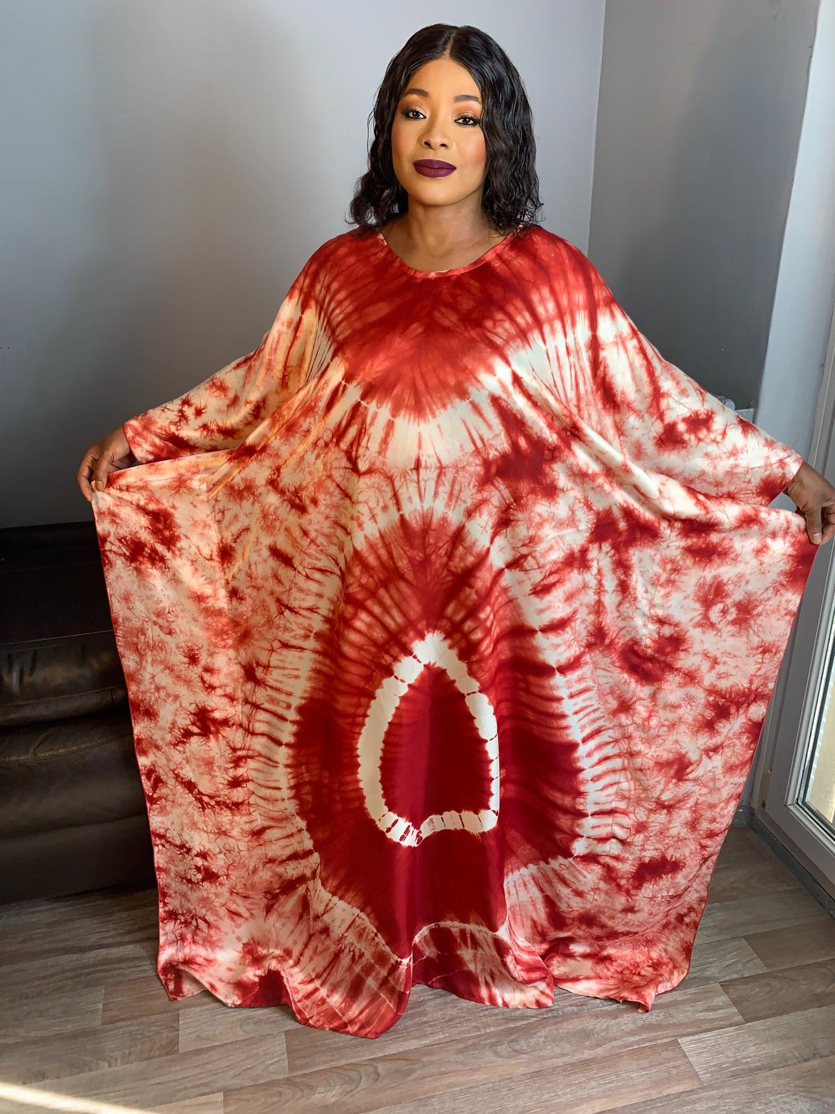 Seiden-Boubou-Adiré-Kaftan Burgunderrot – Langes Seidenkleid mit Batikmuster und Batikmuster von Adire