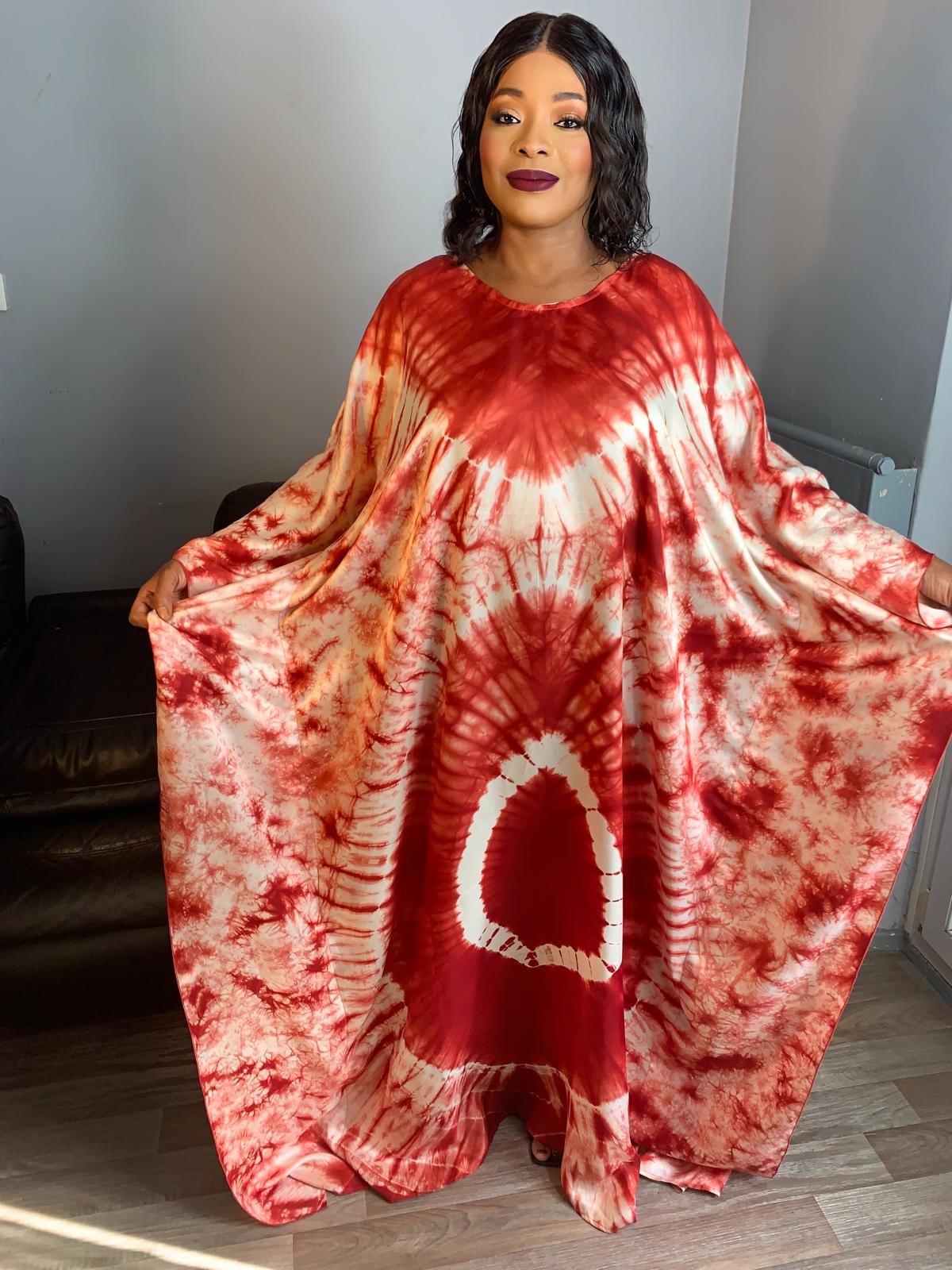 Seiden-Boubou-Adiré-Kaftan Burgunderrot – Langes Seidenkleid mit Batikmuster und Batikmuster von Adire