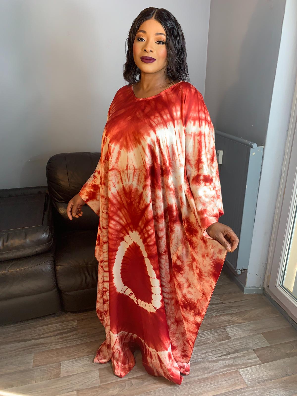 Seiden-Boubou-Adiré-Kaftan Burgunderrot – Langes Seidenkleid mit Batikmuster und Batikmuster von Adire