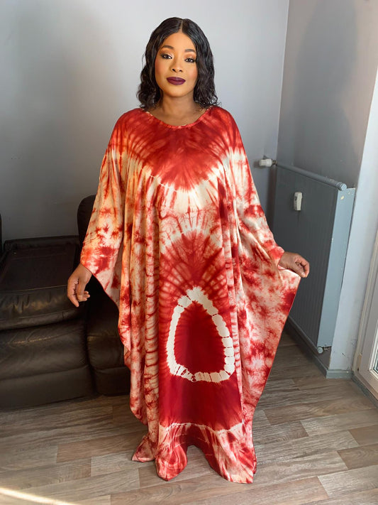 Seiden-Boubou-Adiré-Kaftan Burgunderrot – Langes Seidenkleid mit Batikmuster und Batikmuster von Adire
