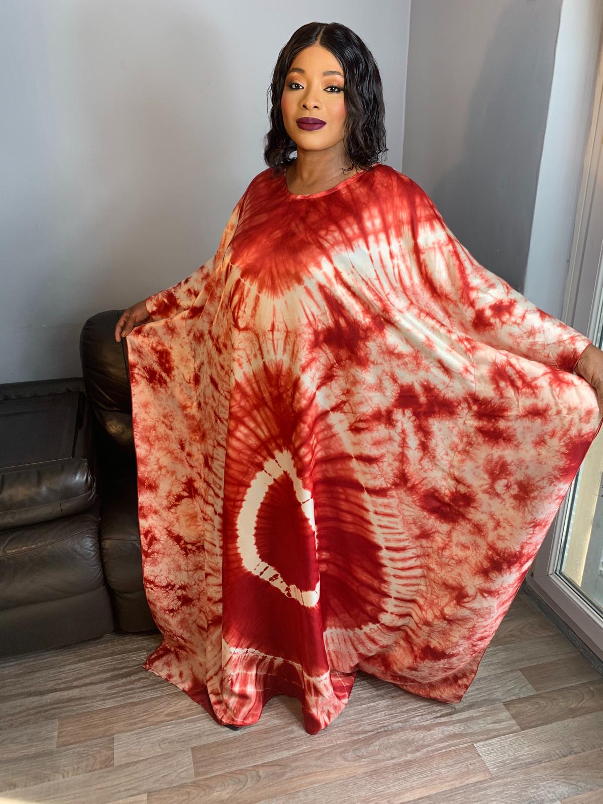 Seiden-Boubou-Adiré-Kaftan Burgunderrot – Langes Seidenkleid mit Batikmuster und Batikmuster von Adire