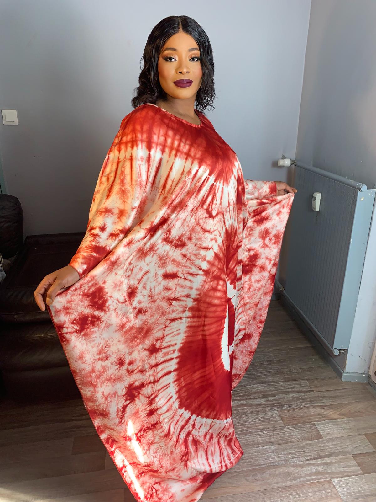 Seiden-Boubou-Adiré-Kaftan Burgunderrot – Langes Seidenkleid mit Batikmuster und Batikmuster von Adire