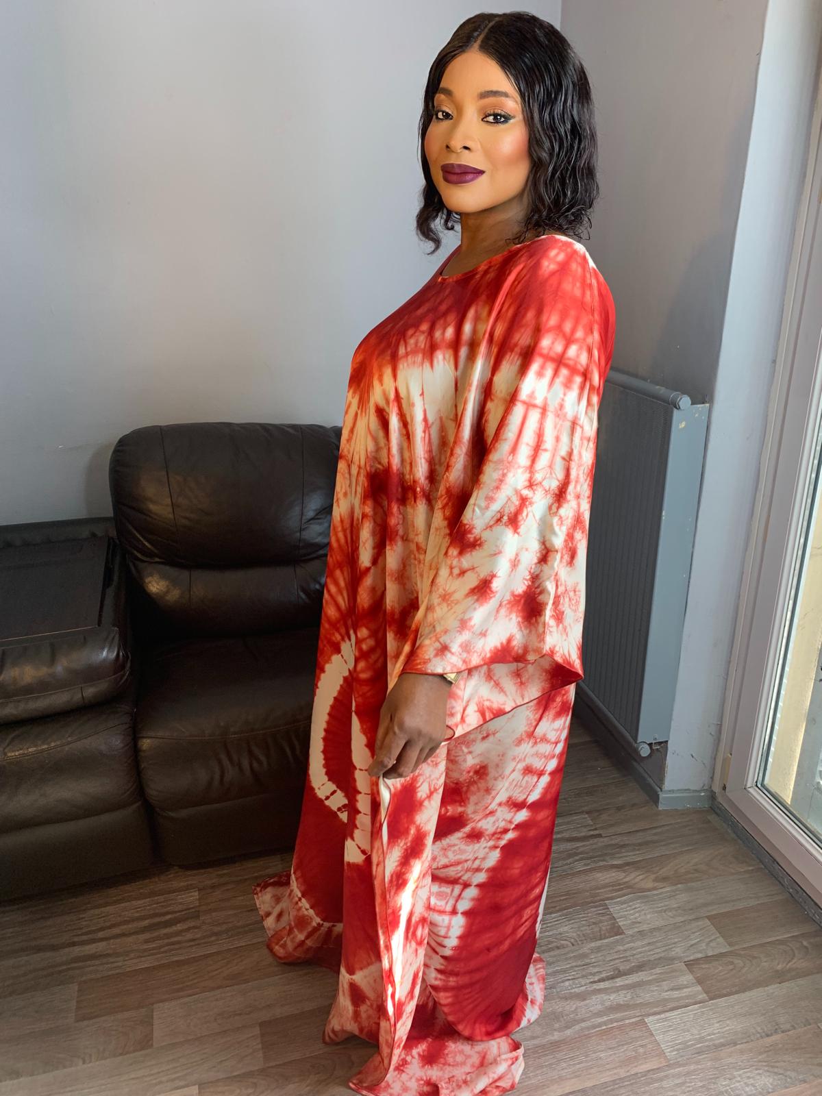 Seiden-Boubou-Adiré-Kaftan Burgunderrot – Langes Seidenkleid mit Batikmuster und Batikmuster von Adire