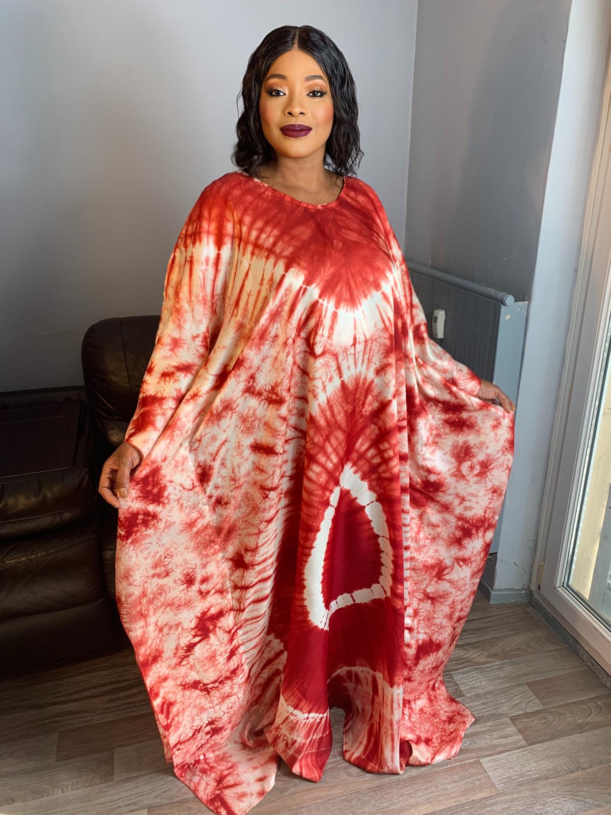 Seiden-Boubou-Adiré-Kaftan Burgunderrot – Langes Seidenkleid mit Batikmuster und Batikmuster von Adire