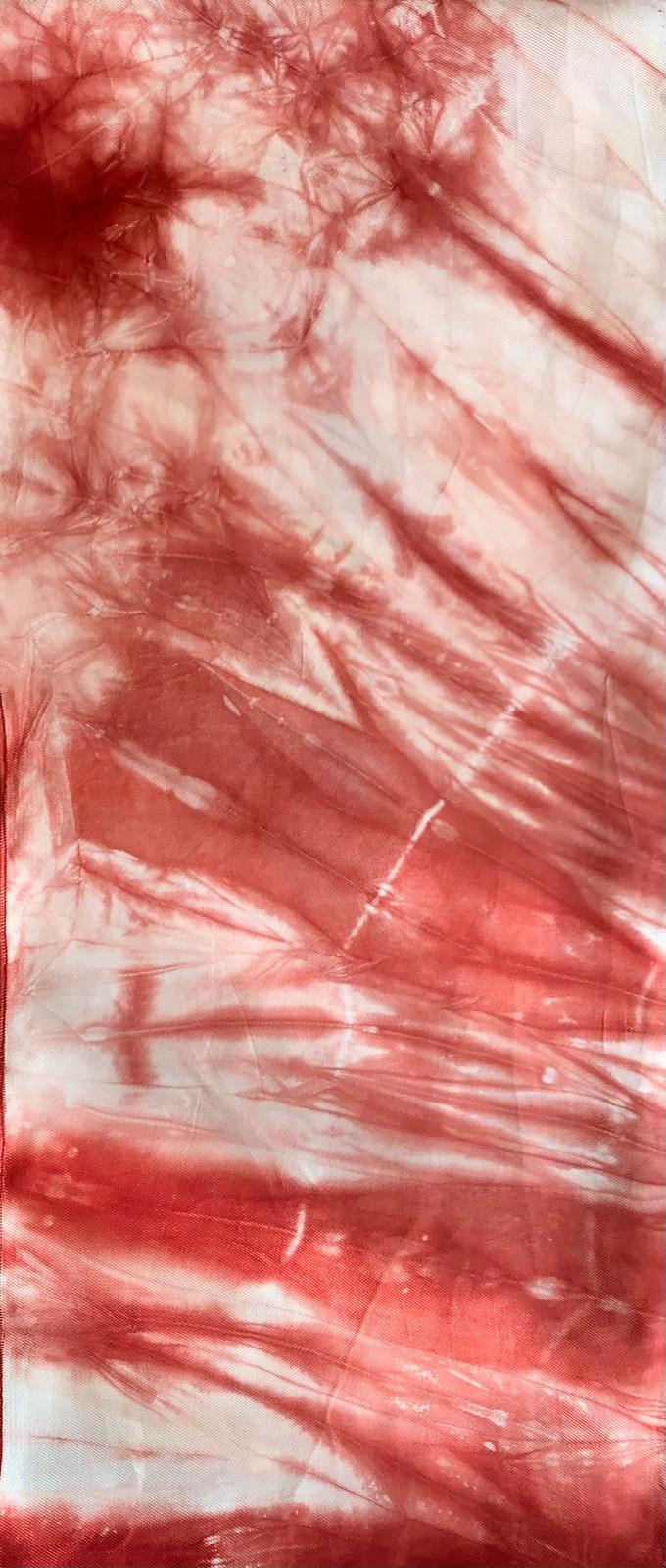 Seiden-Boubou-Adiré-Kaftan Burgunderrot – Langes Seidenkleid mit Batikmuster und Batikmuster von Adire