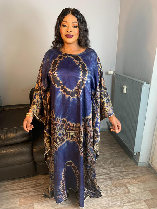 Adiré Seiden-Boubou-Kaftan Blau – Langes Kleid aus Batikseide aus Adire-Seide