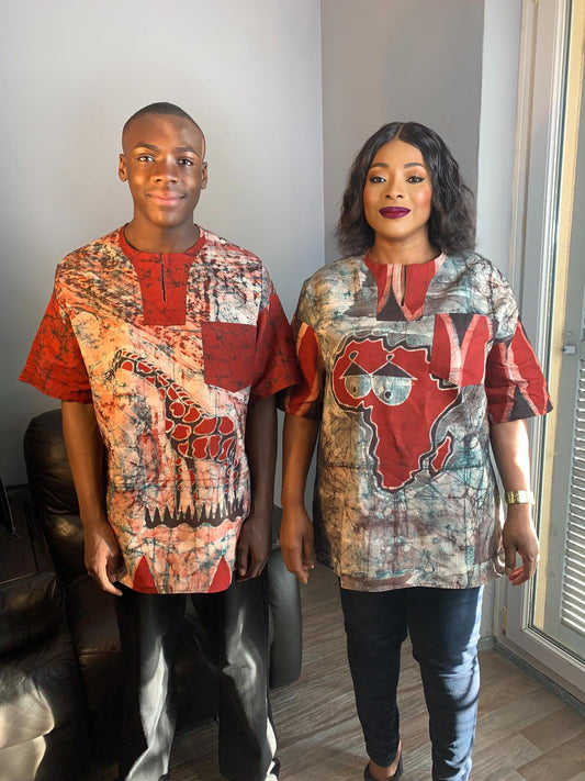 Baumwollhemd mit gemischtem Batik-Safari-Tiermuster - Burgunderrote Giraffe