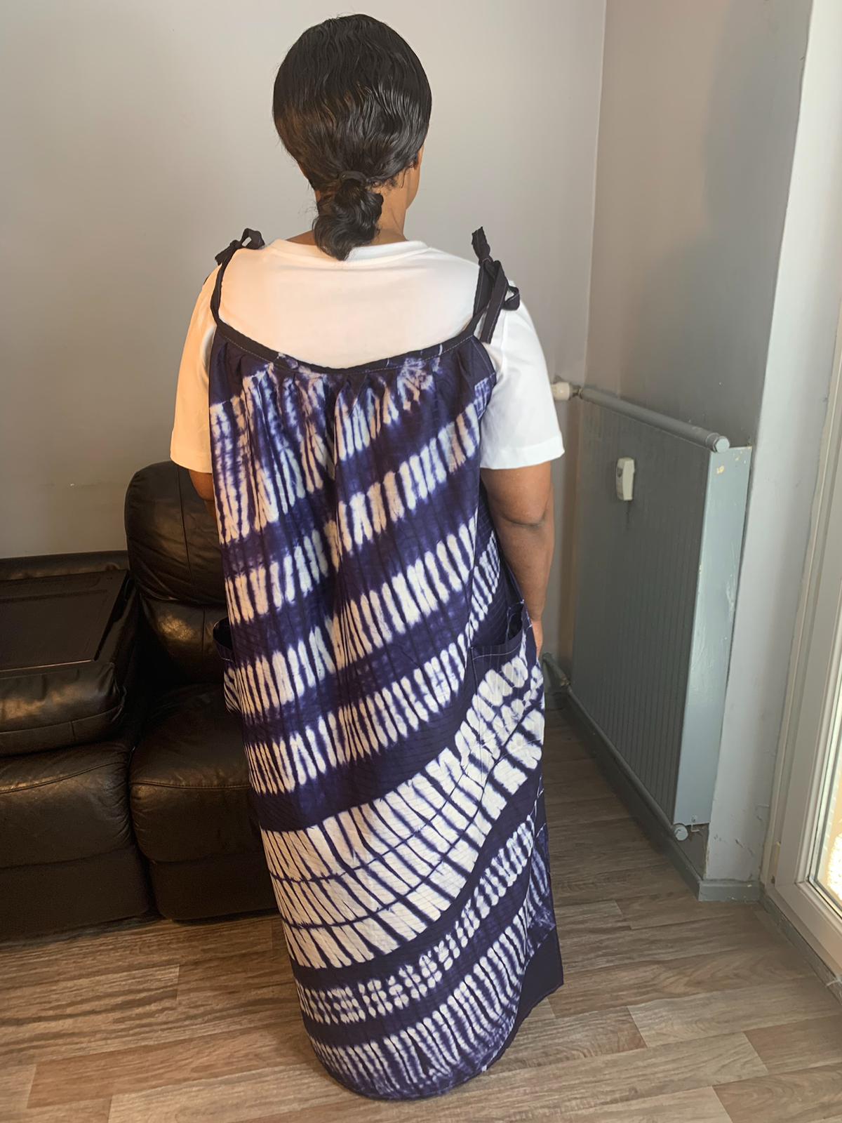 Marineblaues Kleid im Indigo-Tye-and-Dye-Stil. Sommerkleid, Strandkleid, Hauskleid