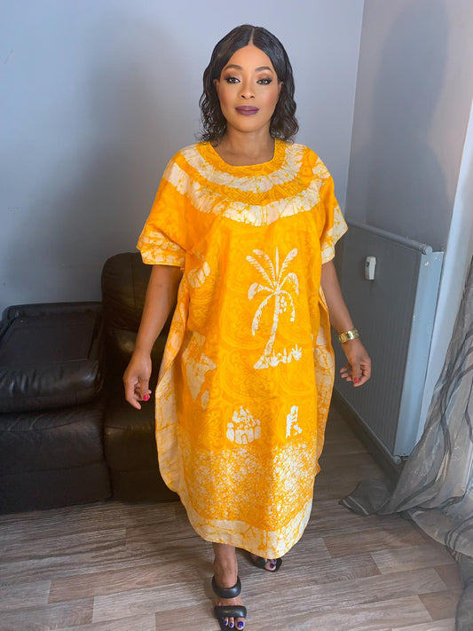 Gelbes Bazin-Batikkleid im Bohème-Stil. Einzigartiges und exklusives Kleid. Gemustertes Kleid, Design, Muster: Palmen, Afrika