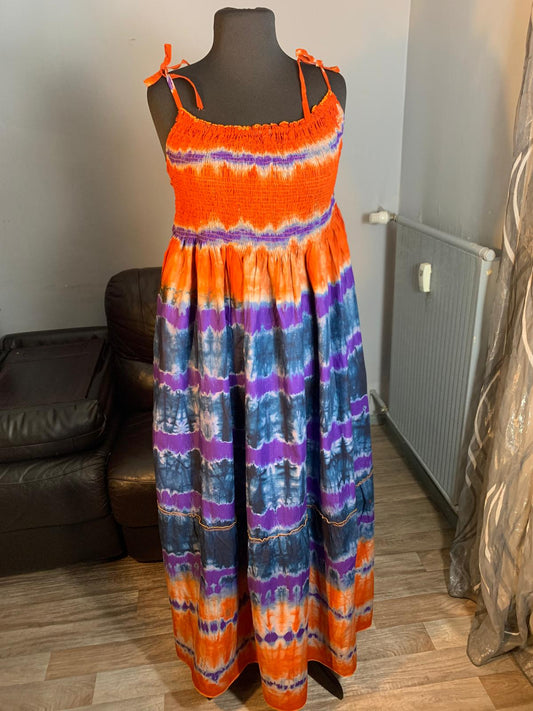 Langes Kleid im Indigo-Batik- und Tye-Dye-Stil, mehrfarbig