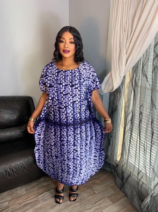 Marineblaues und weißes Bazin-Kleid