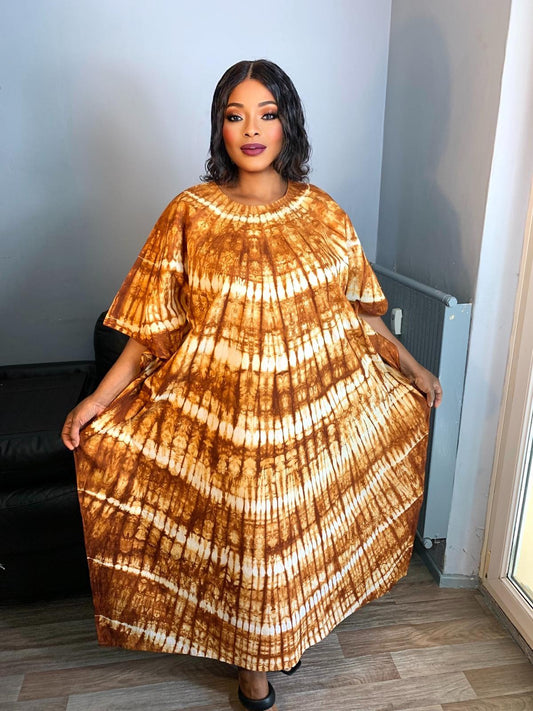 Langes Batikkleid mit Palmenmotiv, mehrfarbiges braunes Baumwoll-Batikmuster.