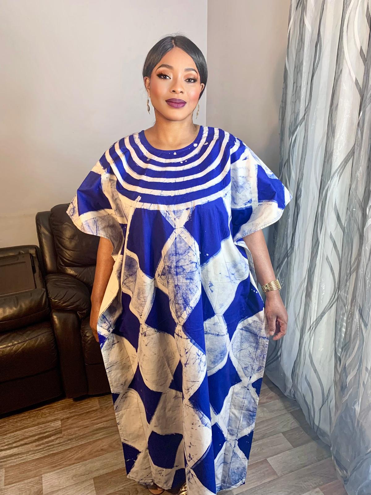 Langes blaues Batik-Adire-Kleid mit Wassertropfen- und Rautenmuster, handgefertigt, 100 % Baumwolle.