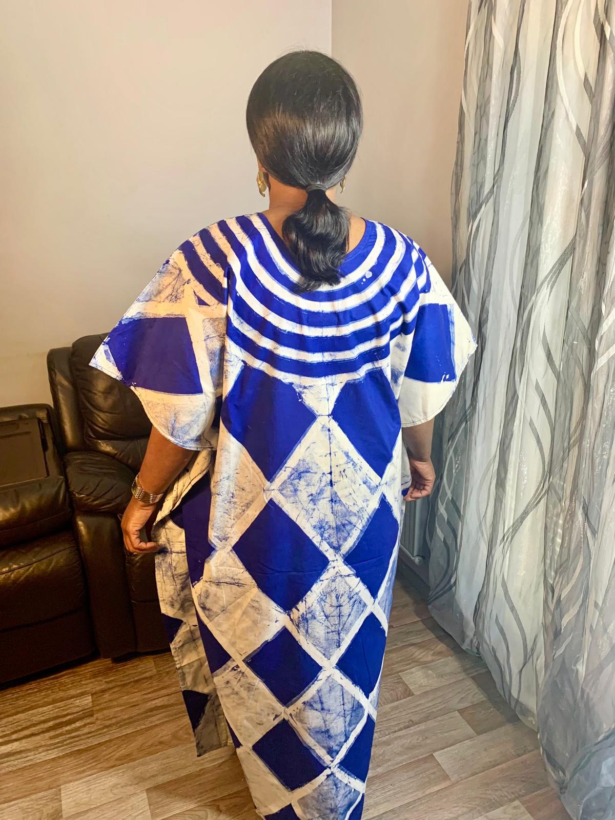 Langes blaues Batik-Adire-Kleid mit Wassertropfen- und Rautenmuster, handgefertigt, 100 % Baumwolle.
