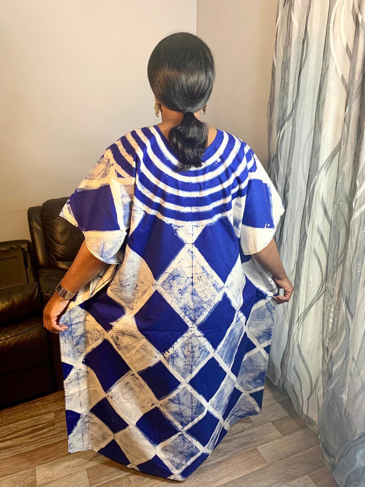 Langes blaues Batik-Adire-Kleid mit Wassertropfen- und Rautenmuster, handgefertigt, 100 % Baumwolle.