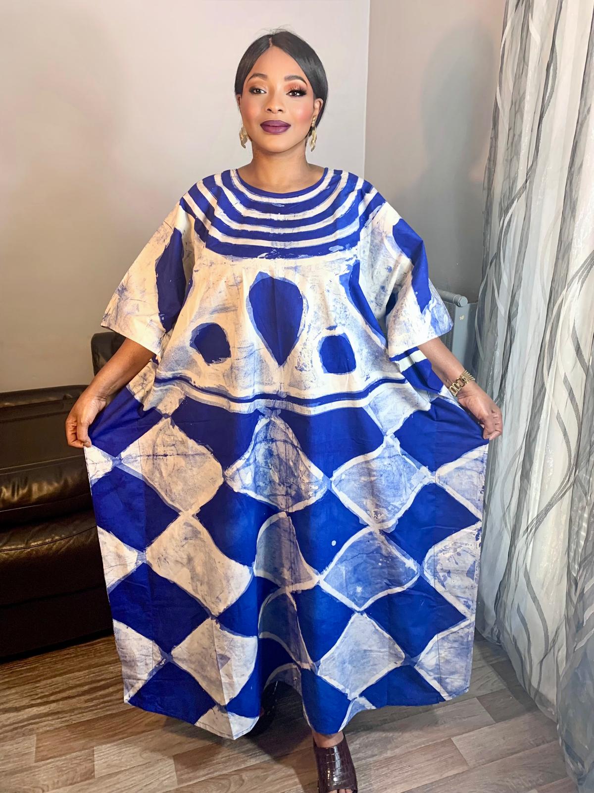 Langes blaues Batik-Adire-Kleid mit Wassertropfen- und Rautenmuster, handgefertigt, 100 % Baumwolle.