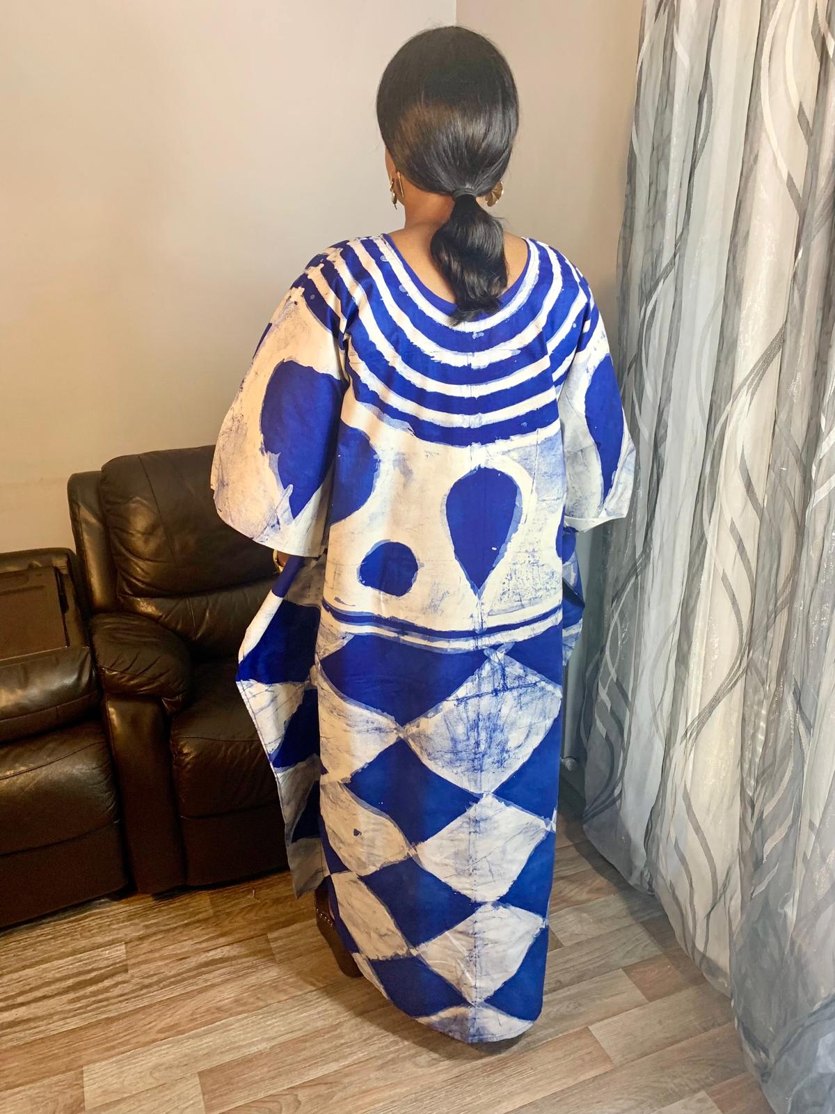 Langes blaues Batik-Adire-Kleid mit Wassertropfen- und Rautenmuster, handgefertigt, 100 % Baumwolle.