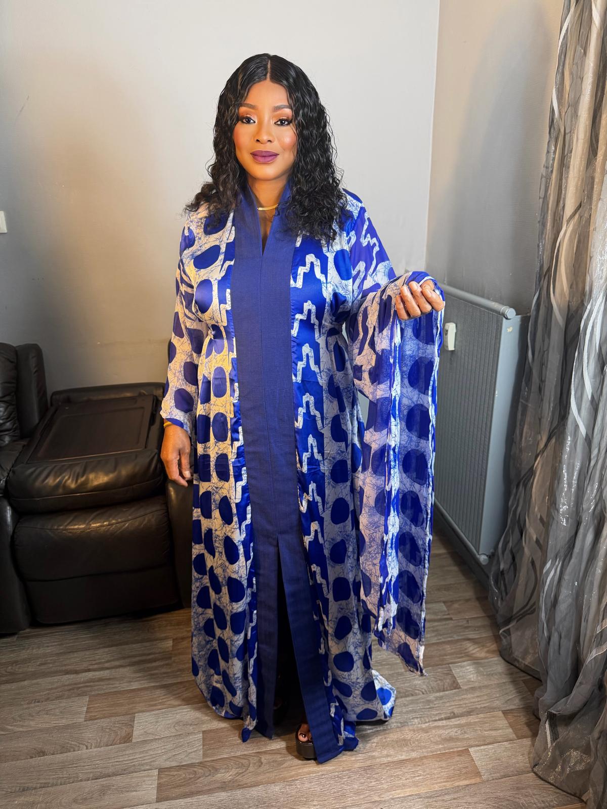 Robe longue en soie bleu royal avec manches en mousseline – Élégance fluide et raffiné"Silk