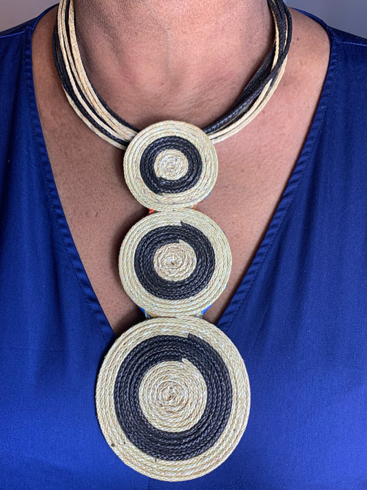 Große handgefertigte Raffia-Halskette aus Benin | Natürliche Eleganz