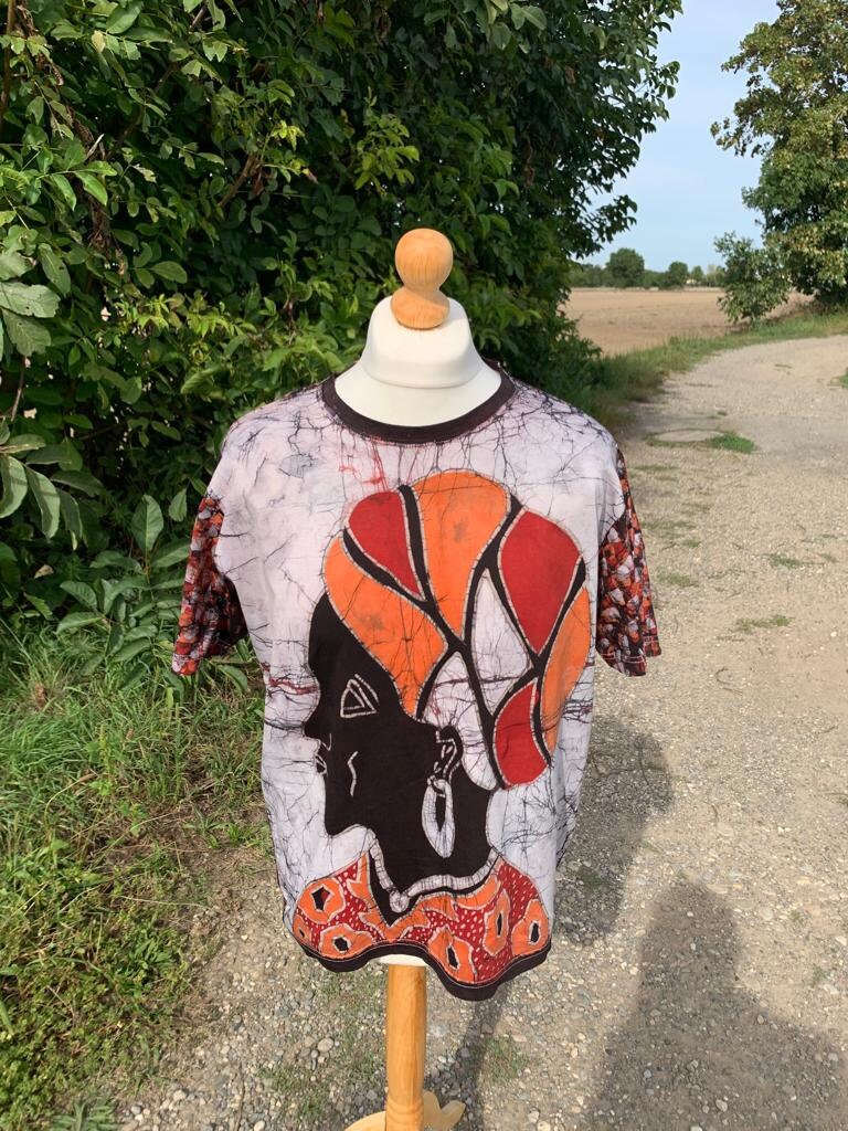 T-shirt mixte Batik a Motif Variés.