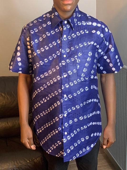 Blau-weißes Herrenhemd. Bazin Batik Kampala Adire, weiche Baumwolle binden und färben.
