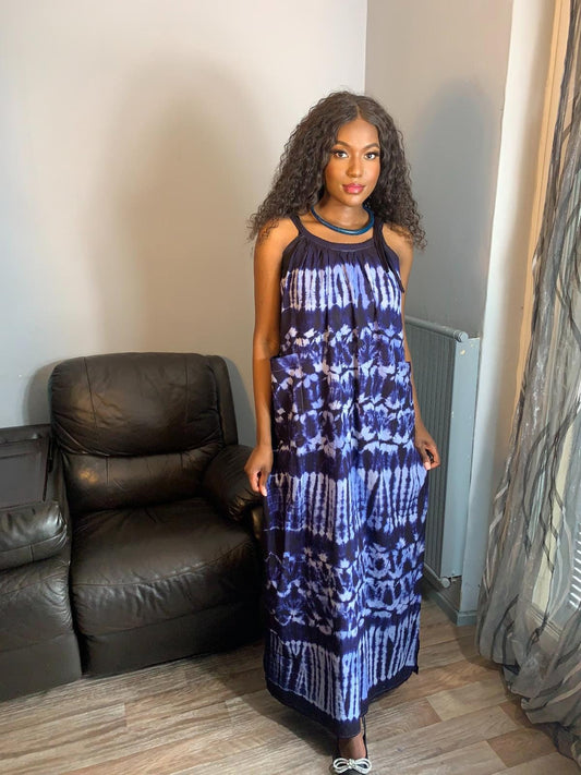 Indigoblaues Tye-and-Dye-Kleid. Sommerkleid, Strandkleid. Sehr leicht.