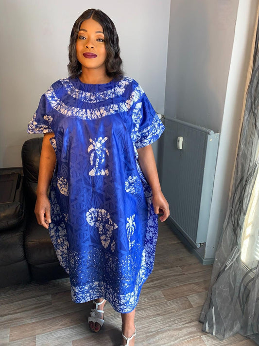 Königsblaues Bazin-Batikkleid im böhmischen Stil. Einzigartiges und exklusives Kleid. Gemustertes Kleid, Motivdesign: Fall, Tata Samba, Afrika, Kunst.
