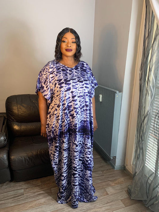 Langes Kleid aus Indigoseide, kaftanweiß