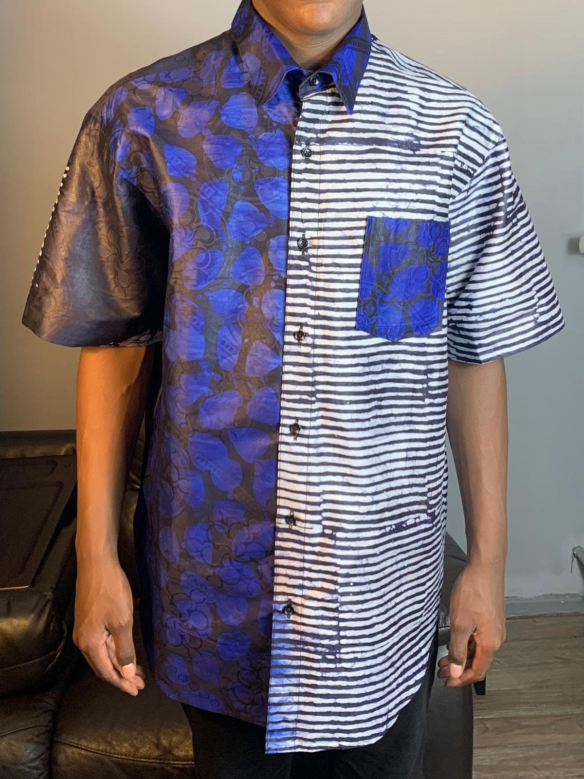 Chemise Homme deux tons, adiré kampala, Bazin Batik , rayures, bleu noir blanc, motifs sur fond bleu.
