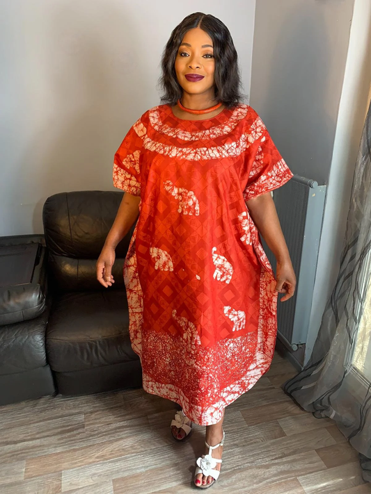 Rotes Batik-Bazin-Kleid im Bohemian-Stil. Einzigartiges und exklusives Kleid. Gemustertes Kleid, Design: Elefanten, Art.