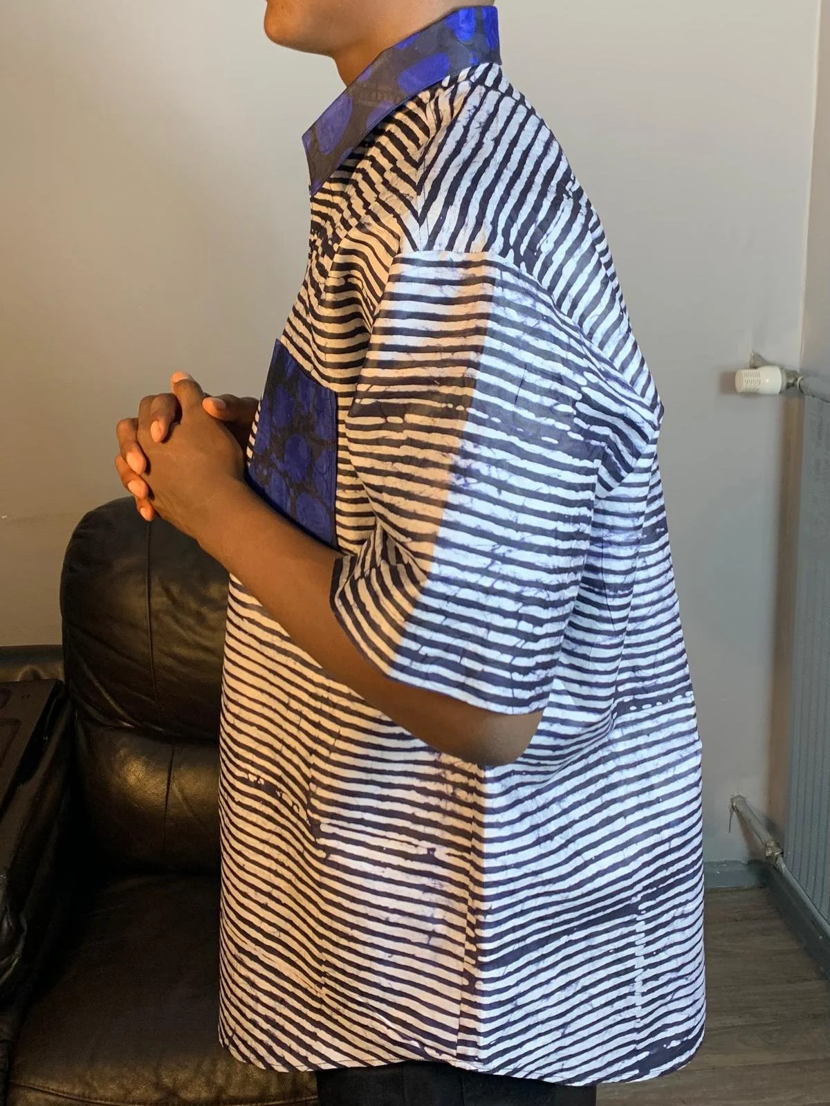 Chemise Homme deux tons, adiré kampala, Bazin Batik , rayures, bleu noir blanc, motifs sur fond bleu.