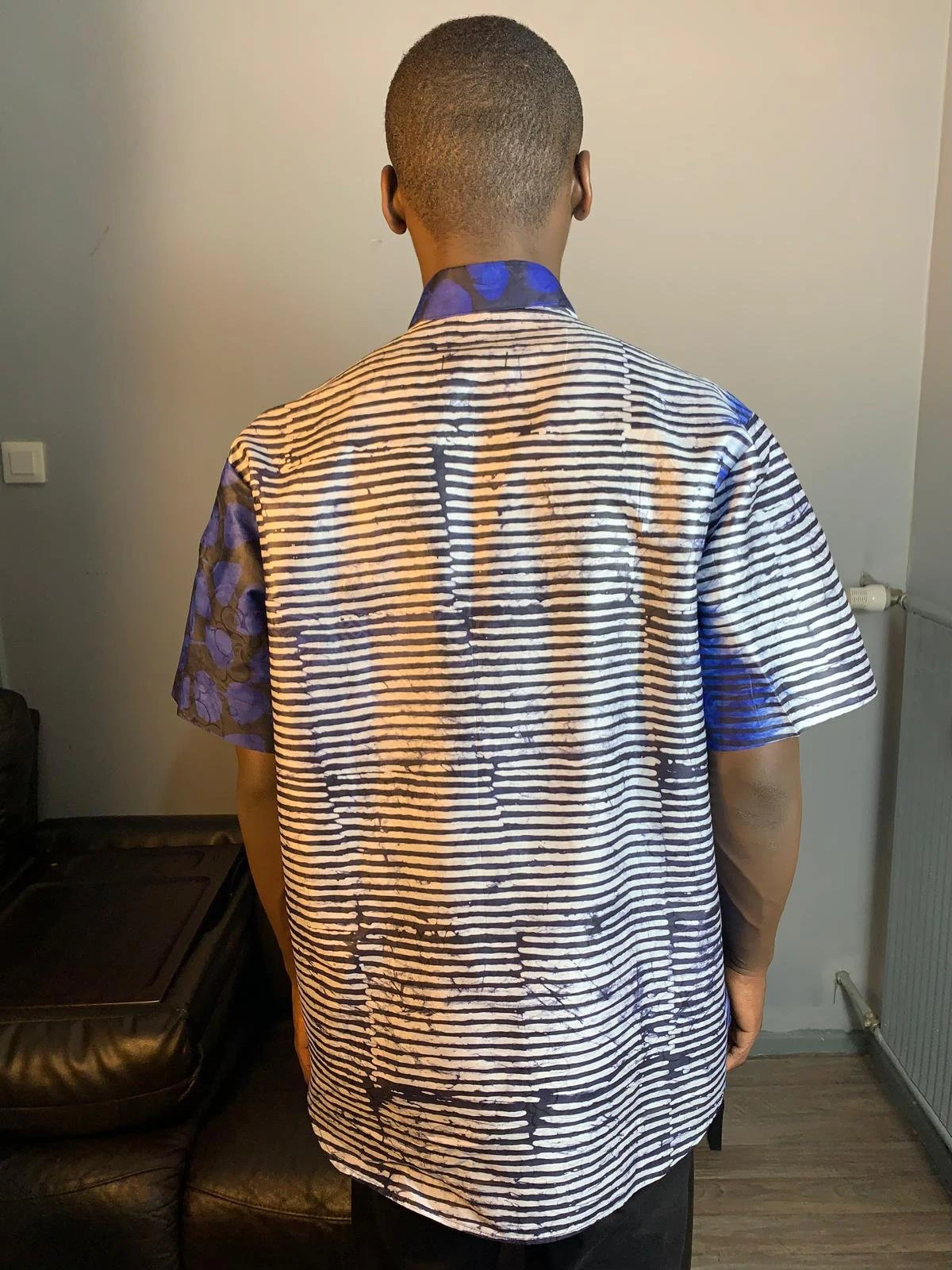 Chemise Homme deux tons, adiré kampala, Bazin Batik , rayures, bleu noir blanc, motifs sur fond bleu.