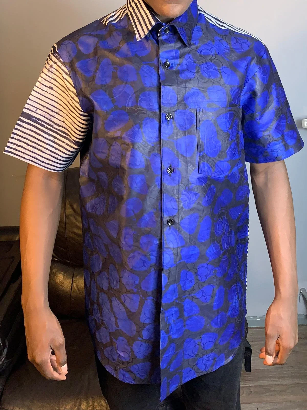 Chemise Homme deux tons, adiré kampala, Bazin Batik , rayures, bleu noir blanc, motifs sur fond bleu.
