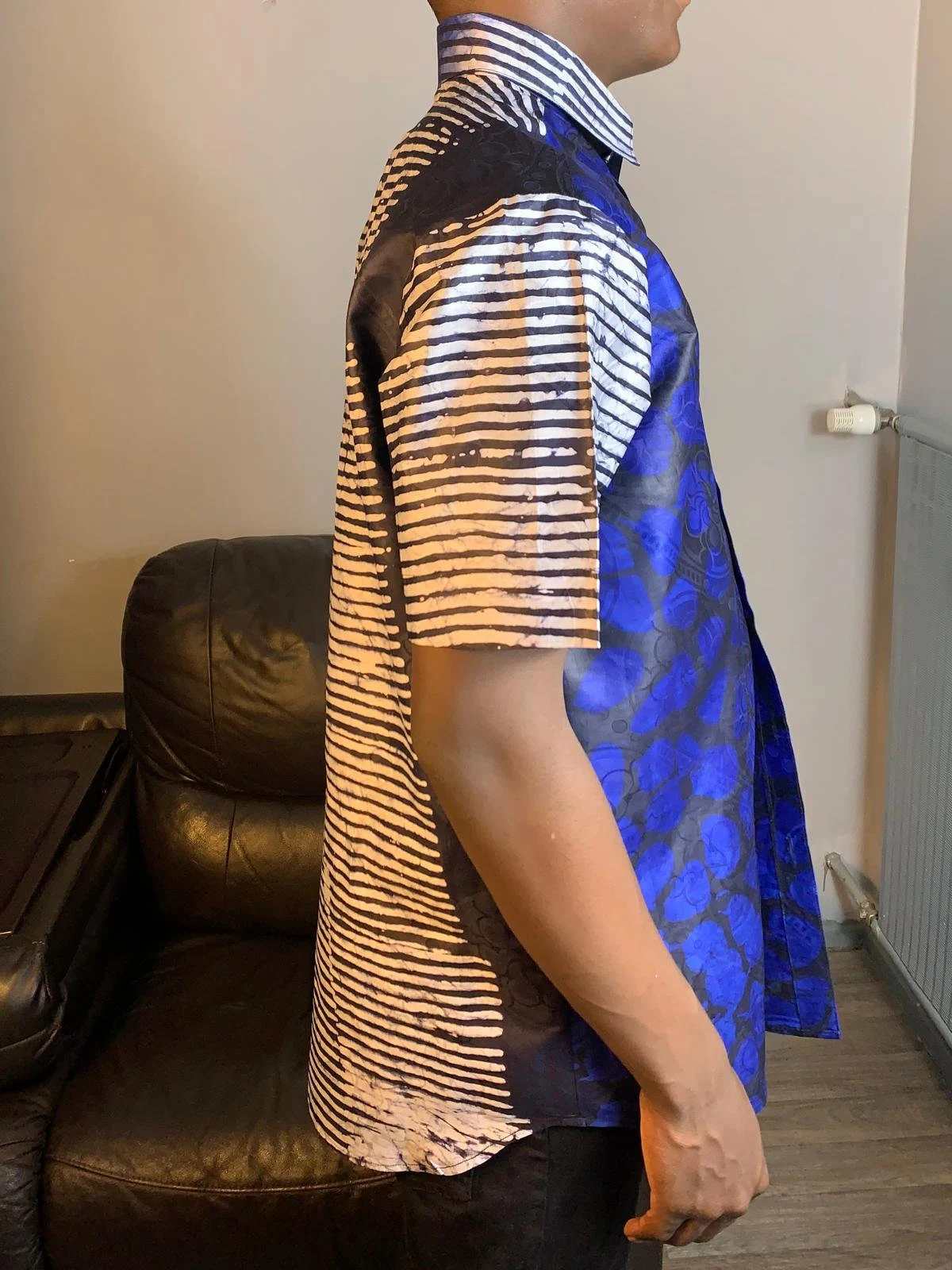 Chemise Homme deux tons, adiré kampala, Bazin Batik , rayures, bleu noir blanc, motifs sur fond bleu.